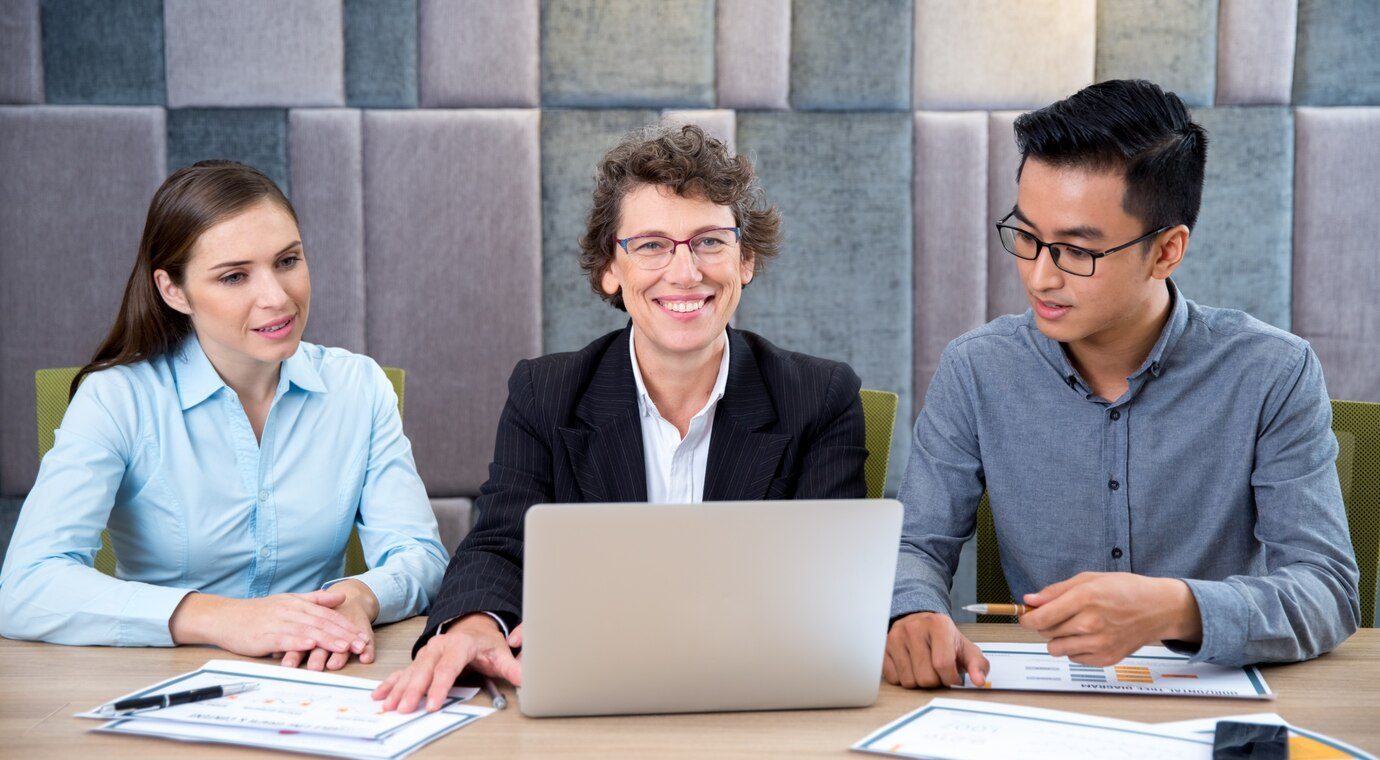 happy-female-leader-meeting-with-employees_1262-2129 happy-female-leader-meeting-with-employees_1262-2129